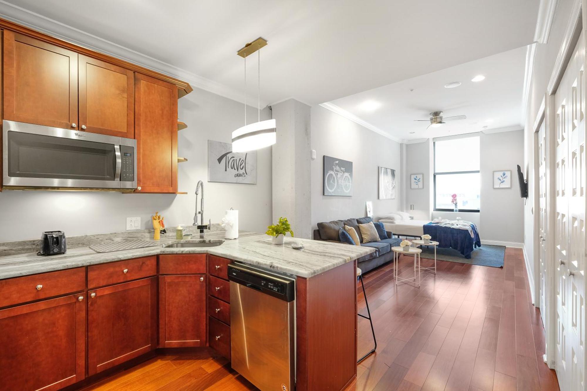 Apartment Stylish W Rooftop Pool *